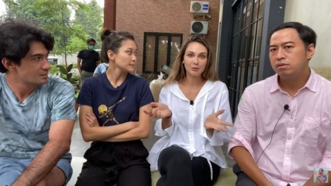 Reza Rahadian dan Luna Maya Kepergok Tidur di Hotel dalam Film Mendarat Darurat