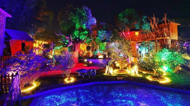 Destinasi Wisata Keluarga Lembang Wonderland Suguhkan Flashy Flourescent Light