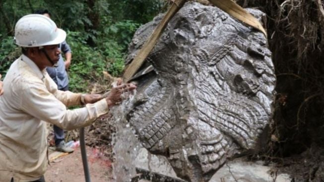 Patung Kepala Naga Batu Pasir Ratusan Tahun Ditemukan di Kamboja