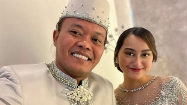 Turut Dihadiri Penghulu dan Kenakan Baju Pengantin, Sule Nikahi Memes Prameswari?