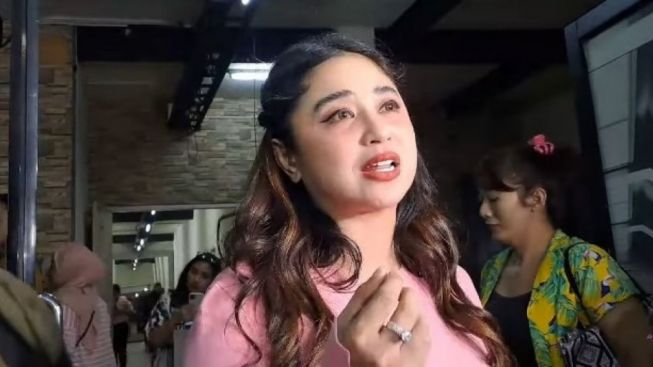 Nikita Mirzani Ditahan Pihak Berwajib, Dewi Perssik Beri Komentar Menohok