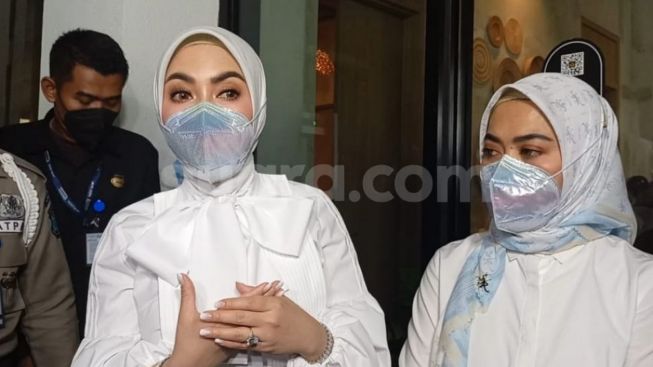 Ramalan Empat Tahun Lalu Mbak You Terbukti, Rumah Tangga Syahrini dan Reino Barack Diguncang Badai