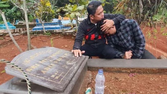 Ajak A Ula Ziarah ke Makam Ibu Kandungnya, Raut Muka Dedi Mulyadi Isyaratkan Ini