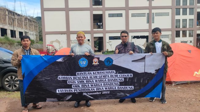 Peduli Gempa Cianjur, SMK Bina Warga Bandung Salurkan Bantuan - Sumedang