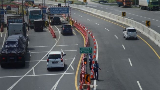 Tenda Rest Area Tol Cisumdawu Roboh usai Diguyur Hujan Disertai Angin Besar, Arus Jalan Dibuka Satu Arah