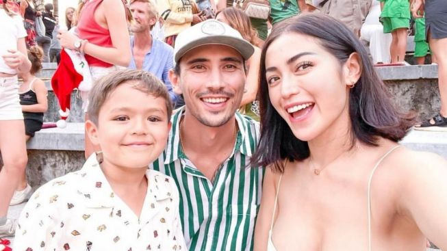 Jessica Iskandar Pamer Belahan Dada Saat Hadiri Acara Natal, Netizent: Ada yang Kendor Tapi Bukan Tali
