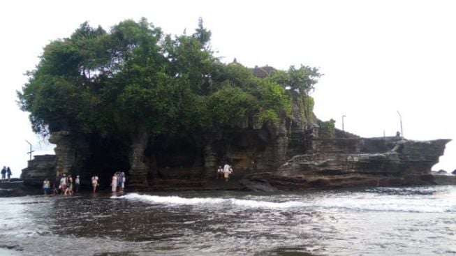 Tanah Lot, Wisata Cantik di Bali yang Bisa Bikin Kamu Awet Muda karena Hal Ini