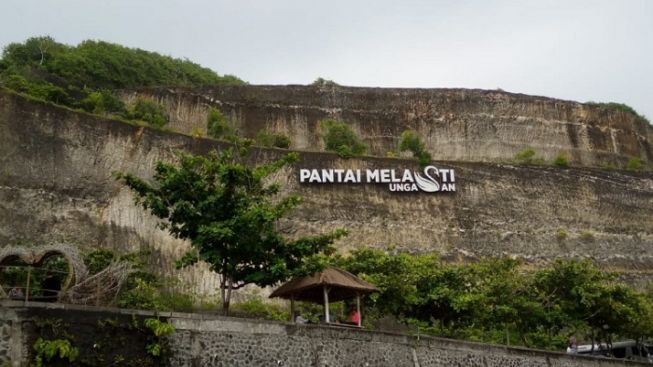 Tak Kalah Menawan dari Pandawa, Pantai Melasti Kini Jadi Primadona Baru Wisata di Bali