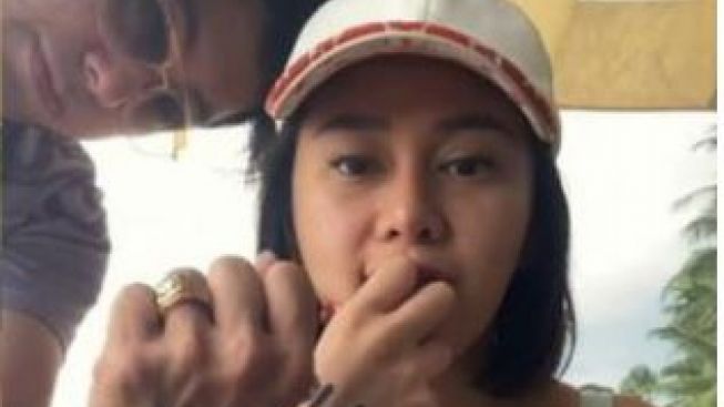 WOW, JK Gosok-Gosok Tubuh Denise Charieasta Menggunakan Alat Ini, sang Selebgram: Awas yang..