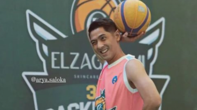 Arya Saloka Main Basket, Bikin Emak - emak Ikatan Cinta Histeris, Warganet Salfok dengan Nomor Punggung, Singgung Amanda Manopo ?