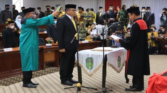 Ini Sumpah Janji Ketua DPRD Lutim Aripin yang Menolak Salaman Warga, usai Dilantik Jadi Pejabat Pengganti Antar Waktu