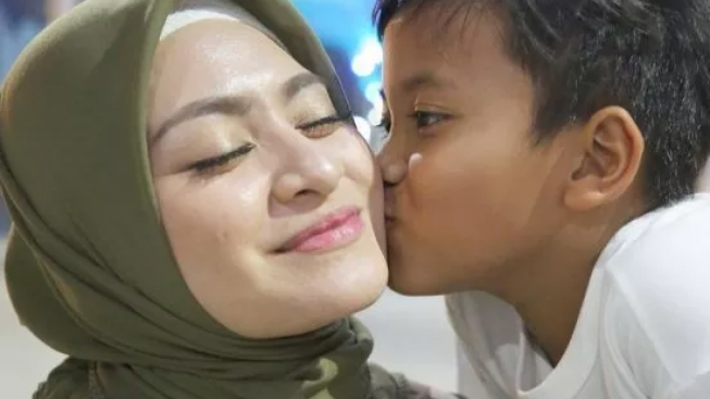 Nathalie Holscher Ditatap Sinis oleh Anak Bungsu Sule, Kenapa?