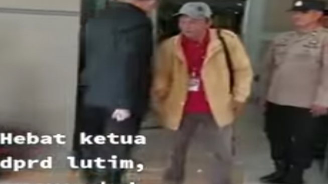 Viral, Menolak Salaman, Ketua DPRD Luwu Timur Disebut Songong, Netizen : Awas Besok Langsung Jatuh, Pak!
