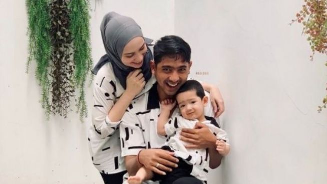 Terus Dikaitkan Isu Rumah Tangga Arya Saloka dan Putri Anne, Bayu Six Terawang Isi Hati Amanda Manopo