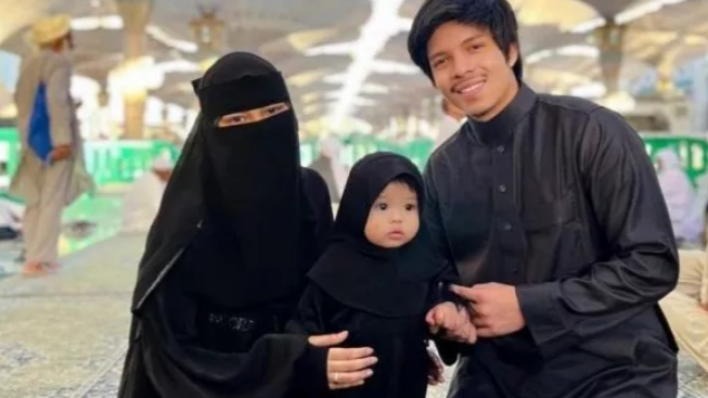 Panik, Begini Cara Atta Halilintar Tenangkan Ameena yang Menangis Menahan Sakit saat Umroh