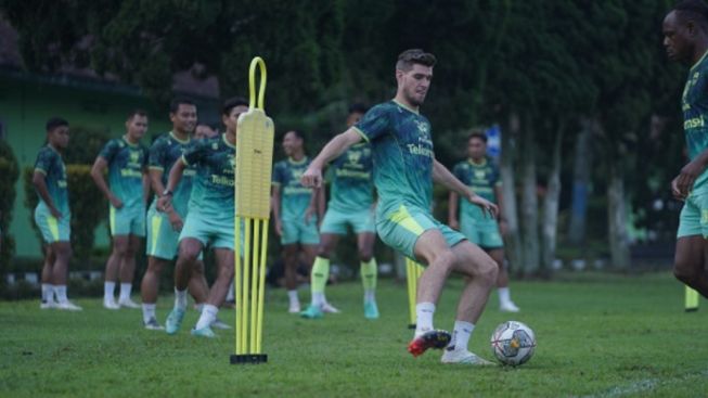 Jamu Bhayangkara FC, Bek Muda Persib Tak Mau Terpeleset: Kami akan Kerja Keras