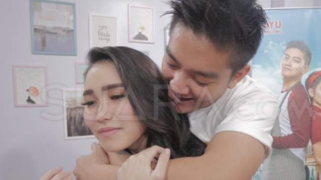 Momen Ayu Ting Ting Dapat Kiss dari Boy William di Depan Orang Banyak, Jadi Salting