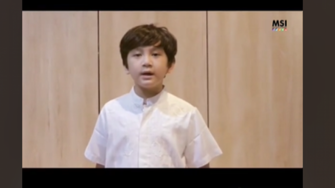 HEBOH! Ekspresi Rafathar, Anak Raffi Ahmad Saat Menyanyikan Lagu Religi : Kepaksa Gue Sampe Kayak Kulkas