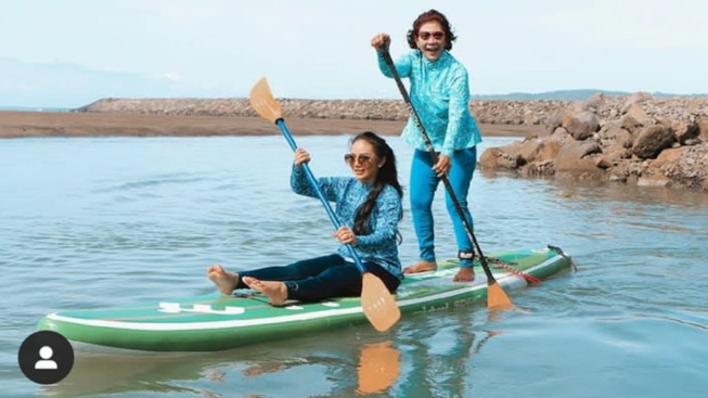 Krisdayanti Paddling dengan Susi Pudjiastuti di Pangandaran, Warganet Tertarik ke Warna Baju Keduanya