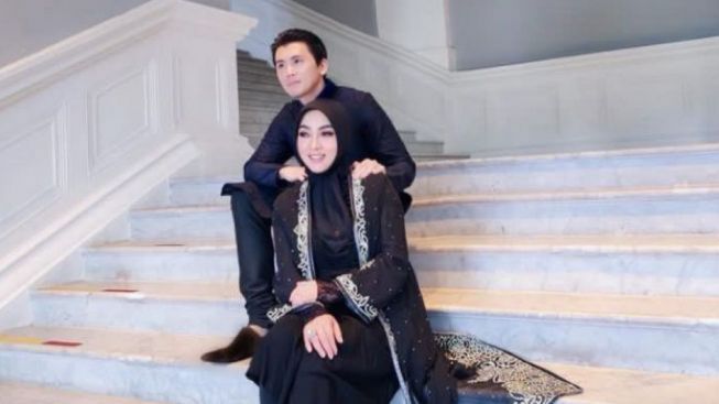 Tak Mau Ketinggalan, Syahrini Unggah Foto Lebaran Bersama Reino Barack, Malah di Nyinyir Netizen, Ternyata Ini Penyebabnya