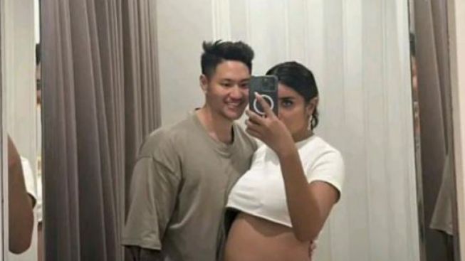 Heboh, Millen Cyrus Bagikan Selfie Mirror Baby Bum, Seketika Anak IPA Merasa