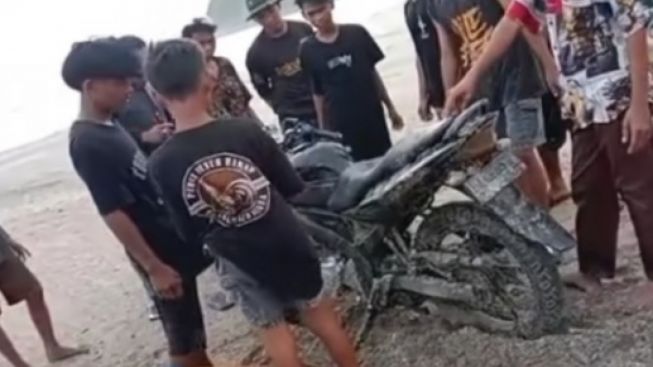 Viral Penemuan Sepeda Motor Terkubur di Pesisir Pantai, Warganet: Benda Prasejarah!