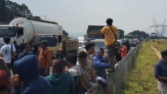 Aksi Demonstrasi Warga di Tol Cisumdawu, Kendaraan dari Bandung Lewat Sumedang Ditutup Sementara