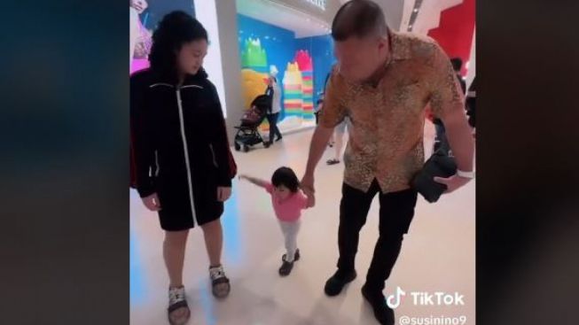 Raul Lemos dan KD Telaten Momong Ameena, Gen Halilintar Dicolek Netizen: Anang sama Raul yang besanan