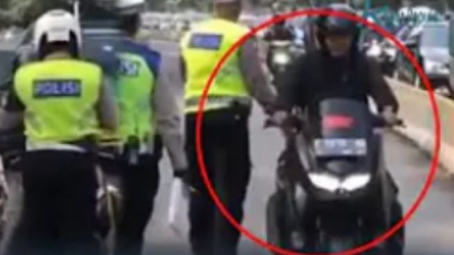 Viral, Video Pengendara Motor Celana Loreng Tak Ditilang Polisi Saat Lewati Jalur Busway