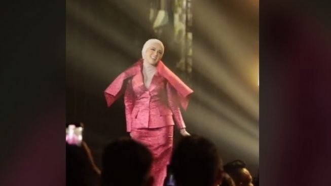 Bikin Bapper, Ahmad Dhani Unggah Vieo Penampilan Mulan Jameela di Konser 51th Kerajaan Cinta, Netizen: tanpa berpihak.