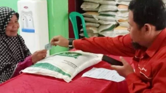 599 KPM di Sumedang Selatan Terima Bantuan Beras dari Badan Pangan Nasional