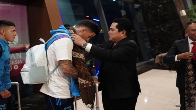 Erick Thohir Kalungi Tim Argentina dengan Kain Batik Timor, Warganet : Messi Pasti Nyesel Gak Ikut ke Indonesia...