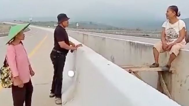 Dua Orang Nenek Menyebrang Jalan Tol Cisumdawu, Netizen Sebut Tak Ada Akses Jalan untuk Petani