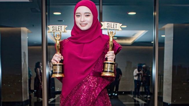 Dianggap Aneh, Inara Rusli Sabet Dua Piala di Silet Awards: Kehidupan Tersilet dan . . .