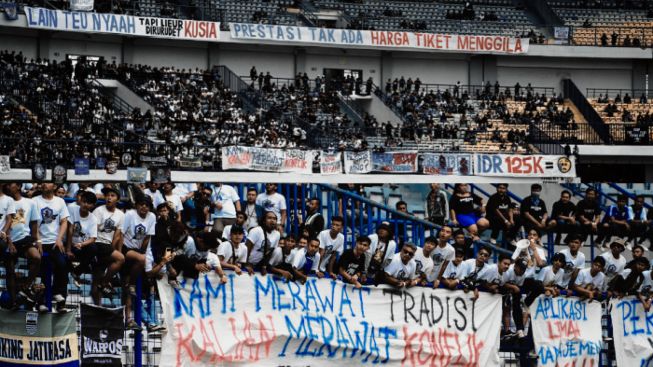 Dampak Sulit Dapat Tiket, Spanduk Protes kepada Manajemen Bertebaran di Laga Persib Bandung vs Madura United