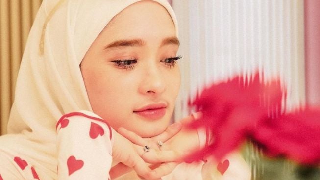 Inara Rusli Unggah Potret Bergelantungan di Atas Ranjang, Netizen: Harusnya foto kek gini gak usah di share