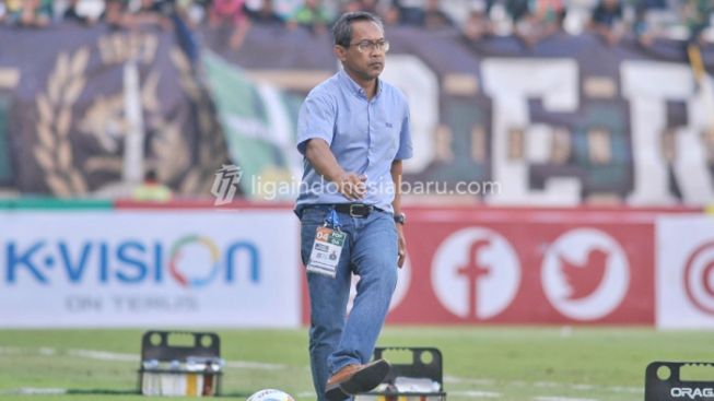 Dapat Kritik Keras dari Suporter Persebaya, Aji Santoso Sebut Masalah di Lini Pertahanan