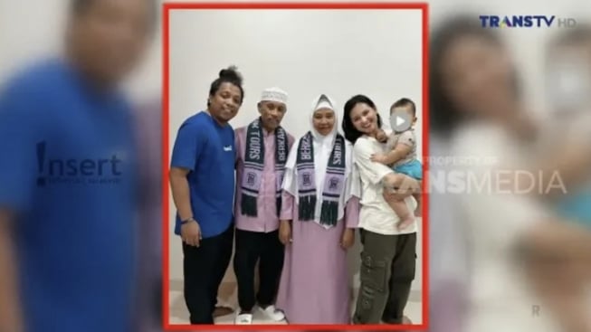 Indah Permatasari Berangkatkan Umrah Kedua Orangtua Arie Kriting, Bagaimana Reaksi Nursyah?