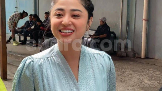 Dewi Perssik Buka Suara Usai Dikabarkan Putus dari Rully: Yah. . .