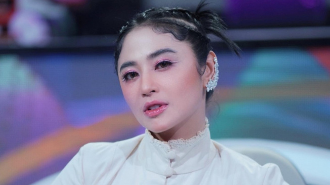 Tanggapi Rumor Putus dengan Kekasih, Dewi Perssik Buka Suara Begini