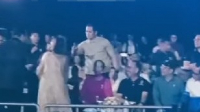 Ternyata Bukan Artis, Ini Dia Sosok Wanita yang Ditegur Paspampers Saat Ajak Jokowi Berjoget