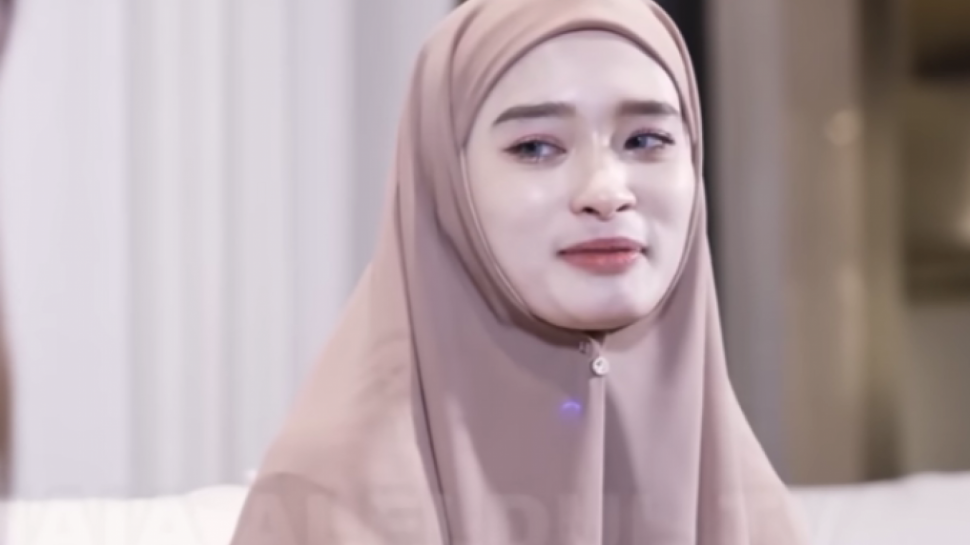 Dikenal Bercadar Inara Rusli Justru Tampil Seksi Saat Di Rumah Kalau Starla Bilang Bajuku Kaya