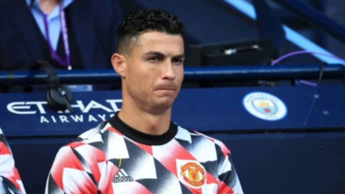 Potret Crisitano Ronaldo duduk di bangku cadangan saat derby Manchester, antara MU dan Manchester City. (The Sun) [AFP]