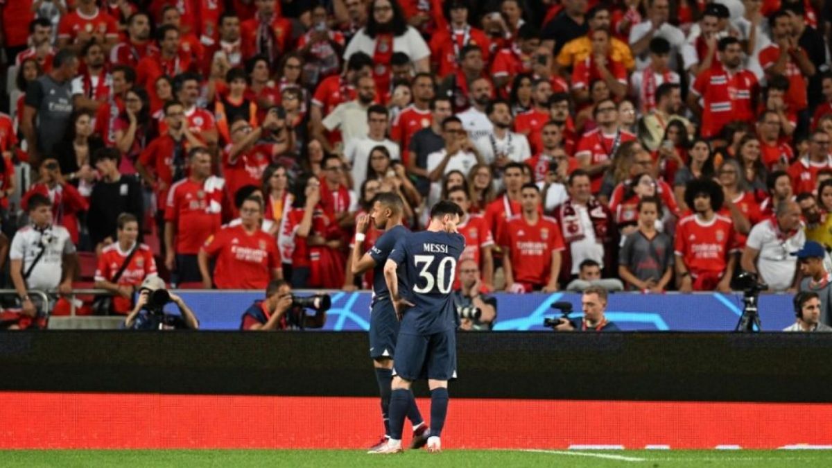 Reaksi penyerang Paris Saint-Germain (PSG), Kylian Mbappe (kiri) dan Lionel Messi selama matchday ketiga Grup H Champions League 2022-2023 antara Benfica vs PSG, di stadion Luz di Lisbon pada 5 Oktober 2022.PATRICIA DE MELO MOREIRA / AFP. [PATRICIA DE MELO MOREIRA / AFP.]