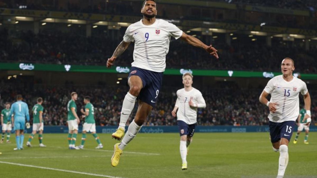 Pesepak bola Norwegia Ohikhuaeme Omoijuanfo merayakan gol ke gawang Irlandia dalam laga persahabatan di Aviva Stadium, Dublin, Irlandia, Kamis (17/11/2022). [ANTARA FOTO/Action Images via Reuters/Andrew Couldridge/foc.]