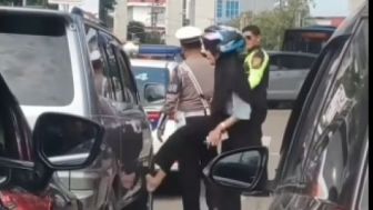 Viral! Wanita Berhijab Labrak Bapaknya Selingkuh di Jalan Raya