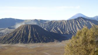 Warganet Geram atas Beredar Video Bule Jerman Kencing Kawah Gunung Bromo yang Dianggap Suci Warga