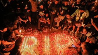 Ribuan Bonek Berkumpul di Tugu Pahlawan Surabaya sebagai Bentuk Bela Sungkawa Atas Tragedi Kanjuruhan