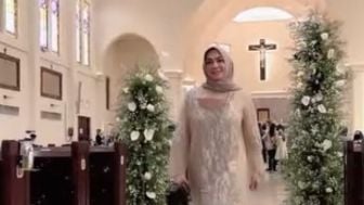 Ibunda Nagita Slavina, Mama Rieta Hadiri Kondangan DI Gereja