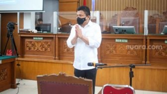 Ekspresi Marah Ferdy Sambo saat Merokok Setelah Brigadir J Tewas